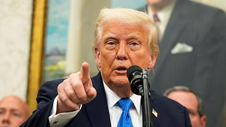 US-Präsident Donald Trump streut Zweifel daran, dass die Krebserkrankung seines Amtsvorgängers Joe Biden erst jetzt bekannt wurde.