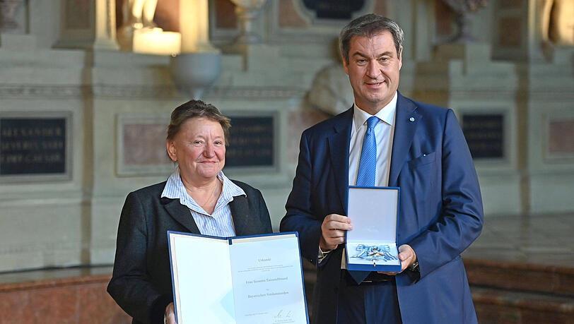 Pullachs Bürgermeisterin Susanna Tausendfreund, hier 2022 bei der Verleihung des Bayerischen Verdienstordens mit Ministerpräsident Markus Söder, hat einen "Brandbrief" zur S7-Problematik verfasst. (Archivbild) Pullachs Bürgermeisterin Susanna Tausendfreund, hier 2022 bei der Verleihung des Bayerischen Verdienstordens mit Ministerpräsident Markus Söder, hat einen "Brandbrief" zur S7-Problematik verfasst. (Archivbild)