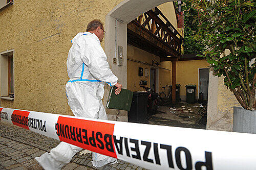 Spurensicherung am Tatort: In diesem Haus fielen die tödlichen Schüsse.