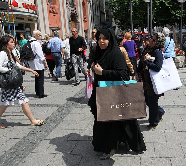 Eine arabische Touristin beim Einkaufen in der Innenstadt &ndash; da darf&rsquo;s auch mal etwas exklusiver ein.