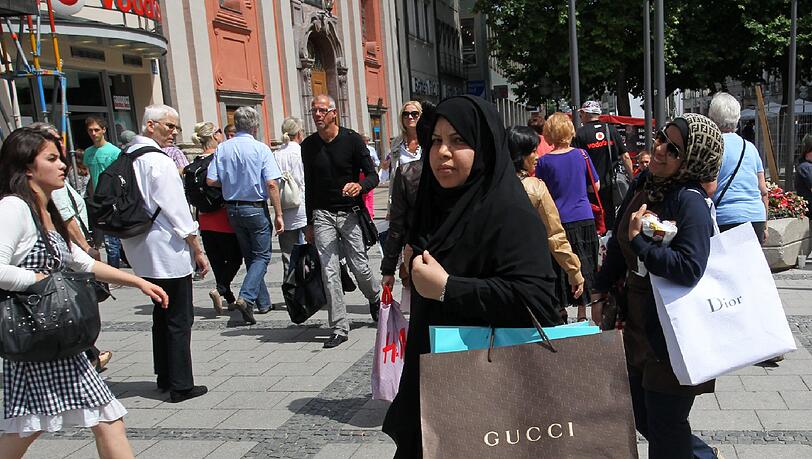 Eine arabische Touristin beim Einkaufen in der Innenstadt – da darf’s auch mal etwas exklusiver ein. Eine arabische Touristin beim Einkaufen in der Innenstadt – da darf’s auch mal etwas exklusiver ein.