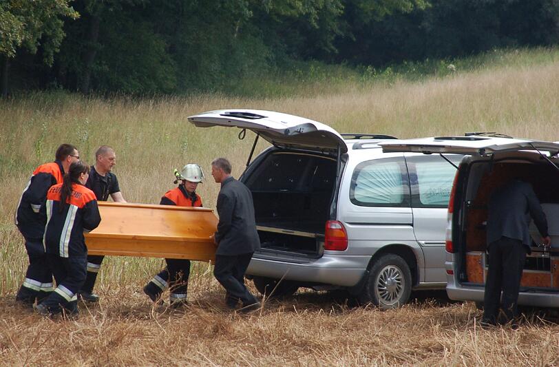 Flugzeug-Unglück in Coburg: Vier Menschen sind bei einem Absturz einer Propellermaschine ums Leben gekommen. Sie waren am frühen Sonntagmorgen zu einem Rundflug über Coburg gestartet &ndash; doch der Ausflug endete mit einer
Tragödie.
