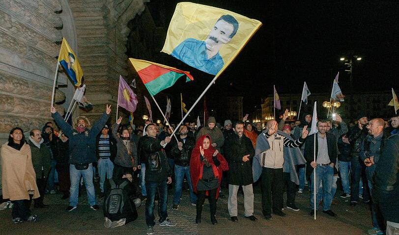 Gewaltbereitschaft gegen ISIS in Deutschland? Kurden demonstrieren in Hamburg in der Bannmeile vor dem Rathaus in der Nacht von Montag auf Dienstag gegen die Terrororganisation ISIS und für die Verteidiger der nordsyrischen Stadt Kobane.