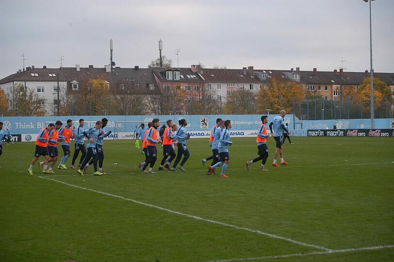 Die Spieler laufen nach dem Abschlusspiel im Training an der Grünwalder Straße aus. Zuvor probierte Löwen-Interimstrainer Kurt Kowarz neue Optionen aus.