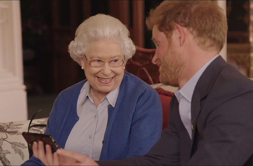 Auf dem königlichen Sofa zeigt sich Queen Elizabeth in Hochform.