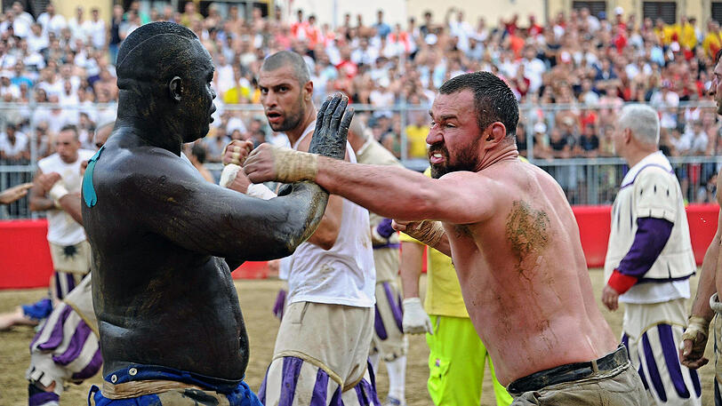 Der Spielball wird hier ganz schnell zur Nebensache - Schläge und Tritte sind hier ausdrücklich erlaubt. Die Biler vom Calcio Storico in Florenz.