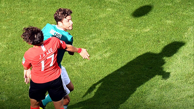 Jonas Hector: Note 4
Auf der linken Defensivseite versuchte er, weit aufgerückt, mit das Spiel zu machen &ndash; doch auch seine Aktionen verliefen im Sande. Auffällig: Er motivierte die Kollegen mit Klatschen und Rufen, war sogar im Strafraum des Gegners zu finden &ndash; auch das half alles nichts. Für ihn kam Brandt (78.) 