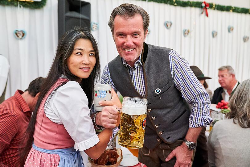 John Jürgens und seine Ehefrau Hayah waren keine Neulinge beim Armbrustschießen. "Wir waren schon letztes Jahr dabei und ich habe zweimal ins Schwarze getroffen. Deshalb bin ich gerne wieder hier, um mein Glück an der Armbrust zu versuchen. Es ist immer schön hier, da man viele Freunde trifft", erzählt "DJ Johnny Munich".