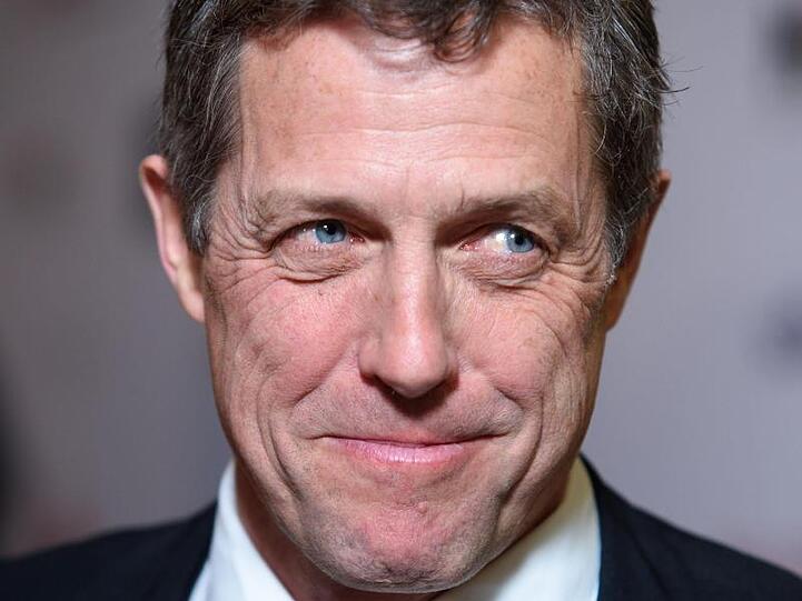 Hugh Grant schlägt bei der schwedischen Tennis-Meisterschaft der Senioren auf.