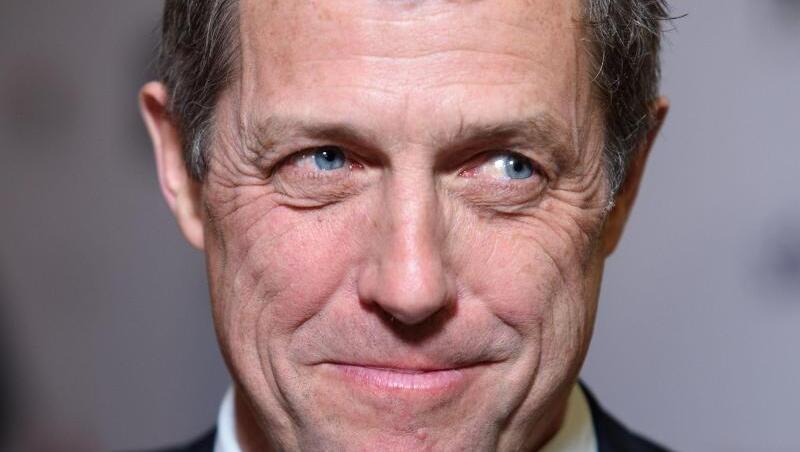 Hugh Grant schlägt bei der schwedischen Tennis-Meisterschaft der Senioren auf. Hugh Grant schlägt bei der schwedischen Tennis-Meisterschaft der Senioren auf.
