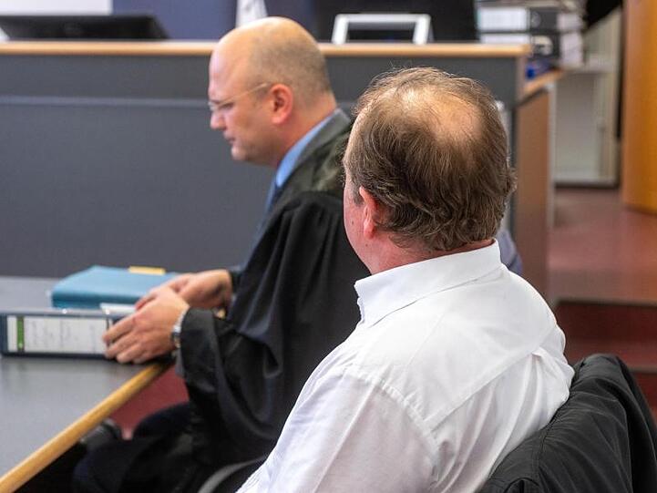 Der Angeklagte (r) sitzt im Verhandlungssaal im Landgericht neben seinem Verteidiger Bernhard Seuß. Foto: Armin Weigel/dpa