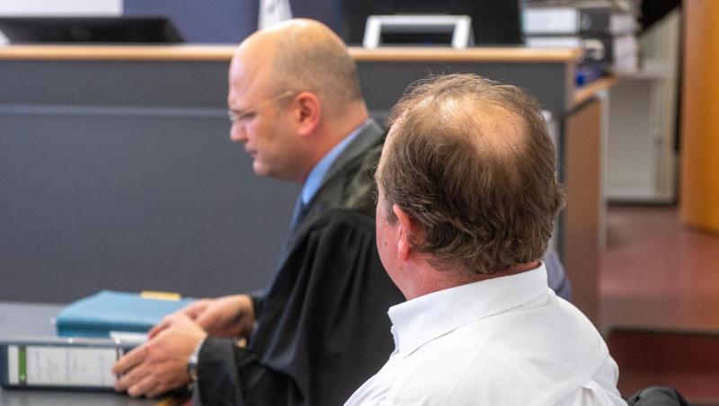 Der Angeklagte (r) sitzt im Verhandlungssaal im Landgericht neben seinem Verteidiger Bernhard Seuß. Foto: Armin Weigel/dpa Der Angeklagte (r) sitzt im Verhandlungssaal im Landgericht neben seinem Verteidiger Bernhard Seuß. Foto: Armin Weigel/dpa