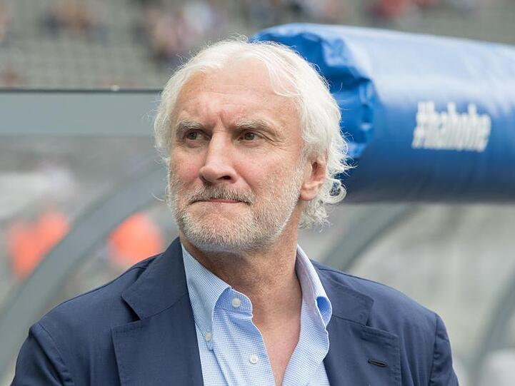 Leverkusens Sportdirektor Rudi Völler kommt vor dem Spiel zum TV-Interview. Foto: Soeren Stache/Archiv