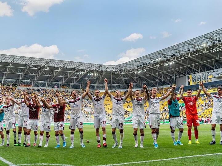 Nürnbergs Spieler jubeln nach dem gelungenen Auftakt in Dresden.