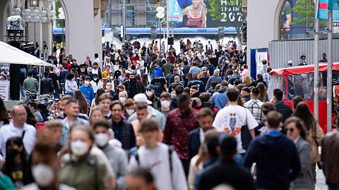Schlendern durch die Münchner Innenstadt, Public Viewing mit Freunden, Feiern im Sommer - wird all dies bald wieder möglich sein?