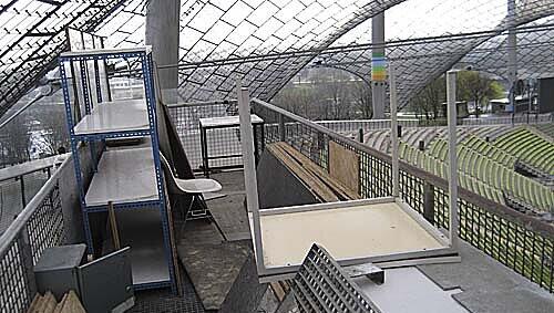 Vor allem das Olympiastadion erinnert stellenweise an eine Ruine. Vor allem das Olympiastadion erinnert stellenweise an eine Ruine.