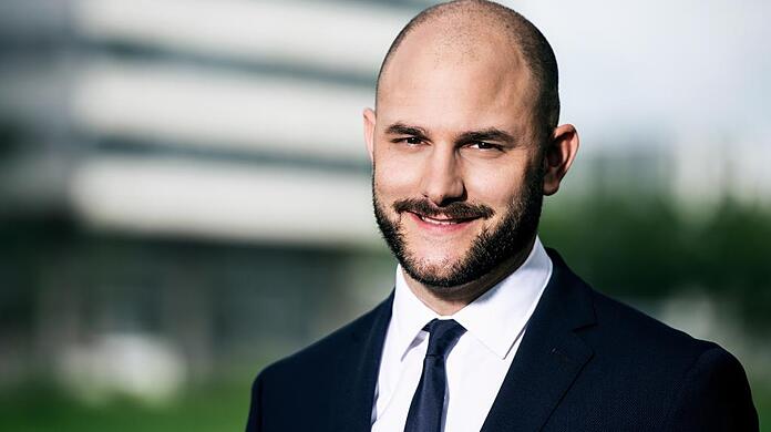 Michael Rauchenstein ist das neue Gesicht der Schweizer "Tagesschau" und hat sich jetzt öffentlich als schwul geoutet.