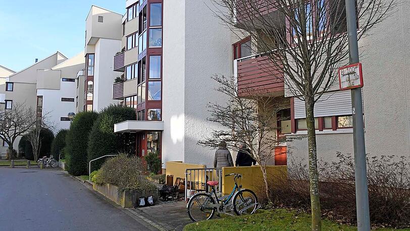 Im vierten Stock dieses Mehrfamilienhauses kam es zu dem tödlichen Streit zwischen Mutter (46) und Sohn (20). Im vierten Stock dieses Mehrfamilienhauses kam es zu dem tödlichen Streit zwischen Mutter (46) und Sohn (20).