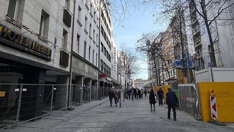 Benko-Hinterlassenschaft: die Karstadt-Bauruine (l.) in der Schützenstraße. "Fast schon eine No-go-Area", heißt es aus dem Viertel. Benko-Hinterlassenschaft: die Karstadt-Bauruine (l.) in der Schützenstraße. "Fast schon eine No-go-Area", heißt es aus dem Viertel.
