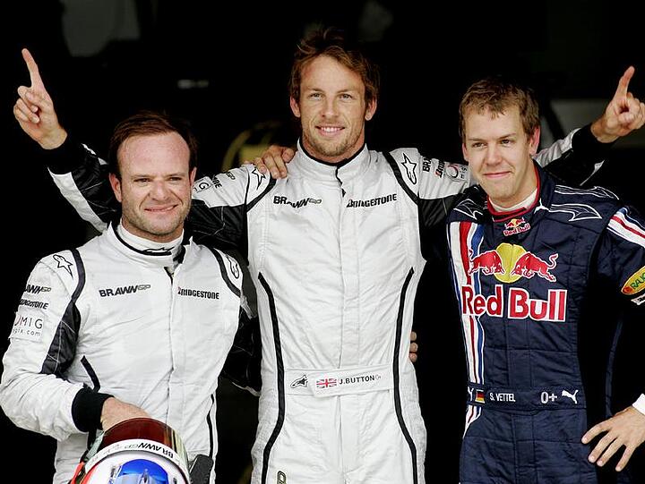 Rubens Barrichello (l), Jenson Button und Sebastian Vettel (r) posieren in Barcelona nach der Qualifikation.