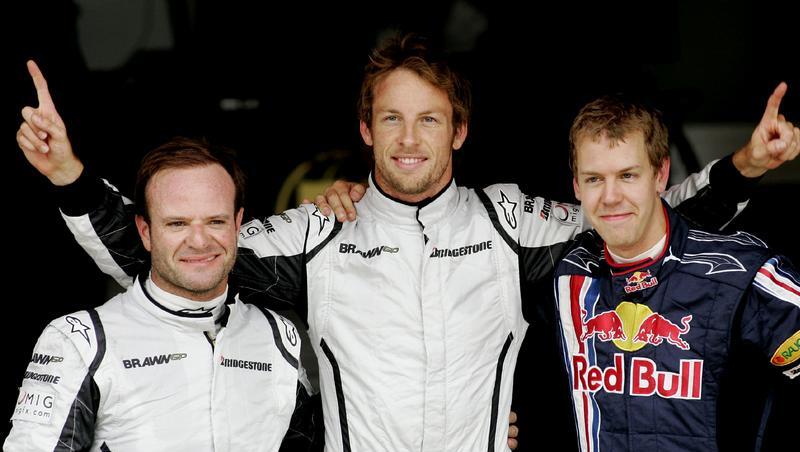 Rubens Barrichello (l), Jenson Button und Sebastian Vettel (r) posieren in Barcelona nach der Qualifikation. Rubens Barrichello (l), Jenson Button und Sebastian Vettel (r) posieren in Barcelona nach der Qualifikation.