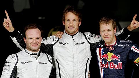 Rubens Barrichello (l), Jenson Button und Sebastian Vettel (r) posieren in Barcelona nach der Qualifikation.