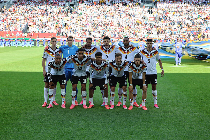 Das deutsche Team vor dem Spiel gegen die Elfenbeinküste. Das deutsche Team vor dem Spiel gegen die Elfenbeinküste.