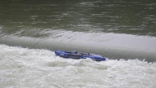 Das Schlauchboot im Wehr: Zwei Paddler waren auf der Isar gekentert, konnten aber gerettet werden. Das Schlauchboot im Wehr: Zwei Paddler waren auf der Isar gekentert, konnten aber gerettet werden.