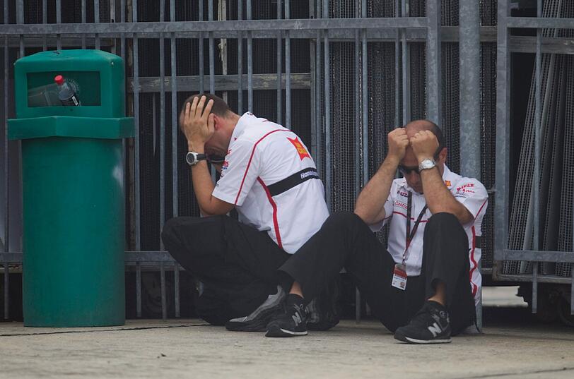 Die Teammitglieder sind geschockt: Der ehemalige Weltmeister Marco Simoncelli aus Italien ist beim Großen Preis von Malaysia tödlich verunglückt.