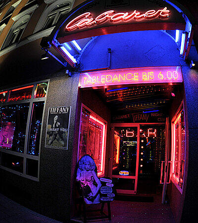 Das &bdquo;Cabaret Tiffany&ldquo; in der Schillerstraße wirbt mit &bdquo;Hot Girls, Cool Drinks, Low Prices&ldquo; &ndash; ob das 0,33er-Pils für 8 Euro damit auch gemeint ist?