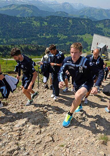 Der erste Aufstieg der Saison ist geschafft: Im Trainingslager in Oberstaufen wanderten die Löwen auf den bei 1.833 Meter liegenden Hochgrad. Sehen Sie hier die Bilder.