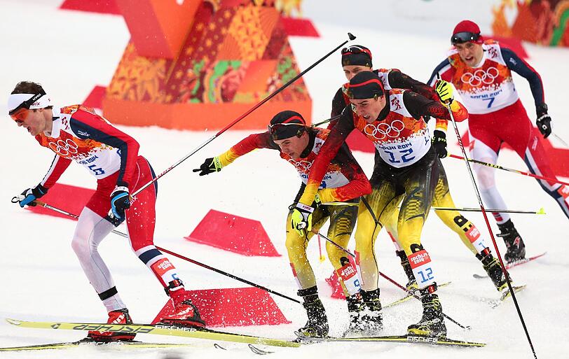 Lachende Nutznießer der deutschen Fehler waren zwei Norweger: Jörgen Graabak holte sich im Spurt den Sieg vor seinem Teamkollegen Magnus Moan.