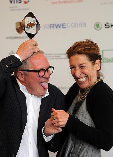 Die Schauspieler Harald Krassnitzer (l) und Adele Neuhauser (r) posieren mit dem Preis in der Kategorie "Fiktion" für die "Tatort"-Folge "Angezählt.
