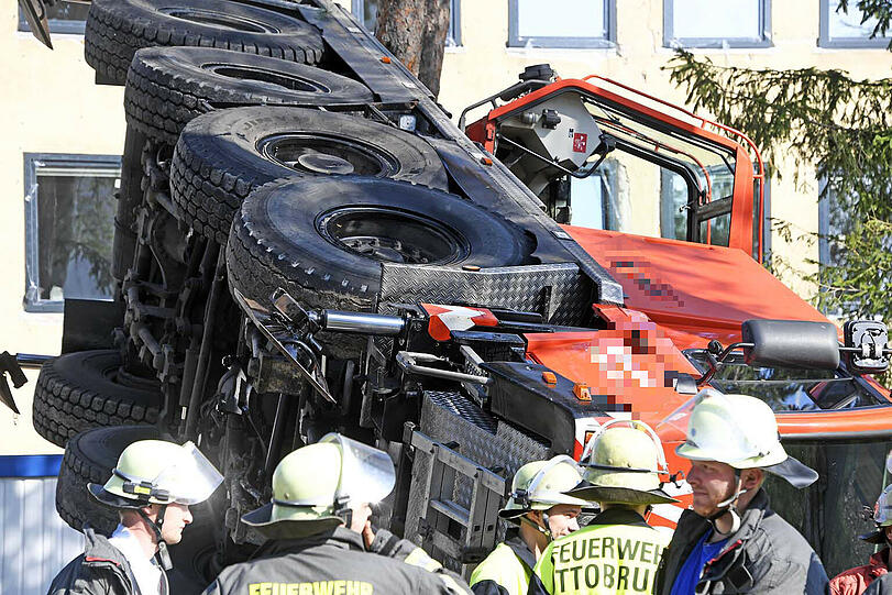 Spektakulärer Unfall in Ottobrunn: Der Kranlaster ist am Mittwoch seitlich umgekippt.