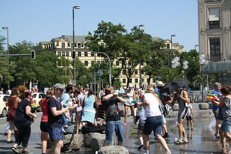 Wasserschlacht am Stachus. Die Bilder.