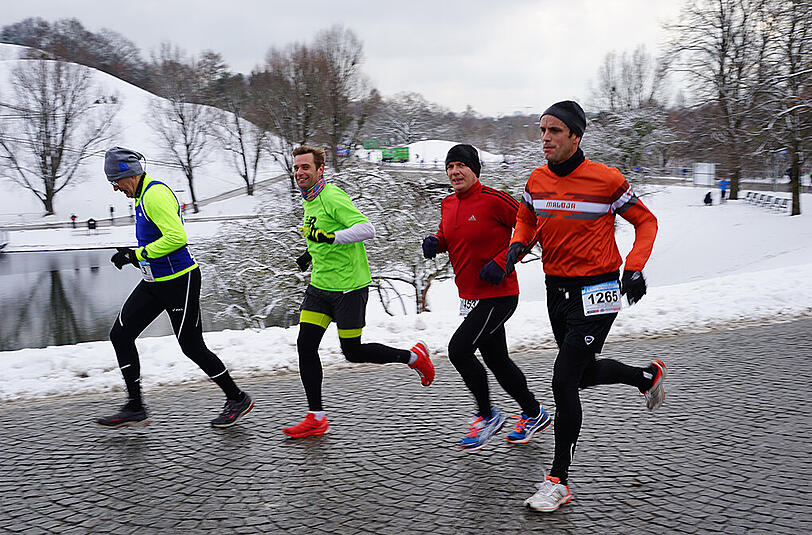 1.100 Läufer nahmen am Samstagvormittag am Winterlauf im Olympiapark teil. Hier gibt's die Bilder.