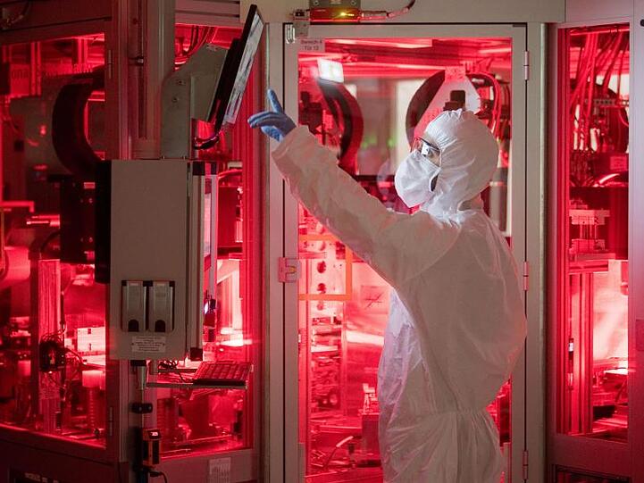 Ein Reinraum zur Produktion von Batteriezellen im VW Werk Salzgitter.