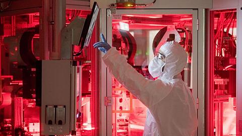 Ein Reinraum zur Produktion von Batteriezellen im VW Werk Salzgitter.