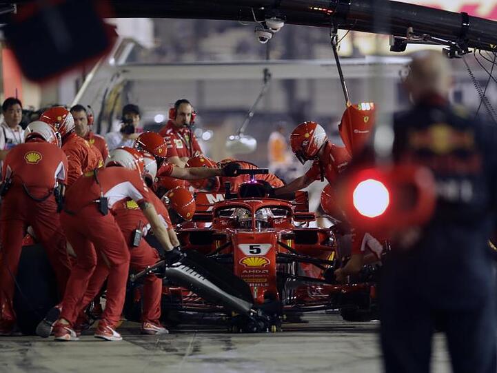 Ferrari-Pilot Sebastian Vettel legt einen Boxenstopp ein.