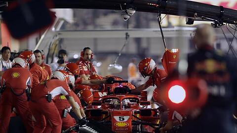 Ferrari-Pilot Sebastian Vettel legt einen Boxenstopp ein.