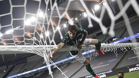 Matias Vina von Palmeiras Sao Paulo.