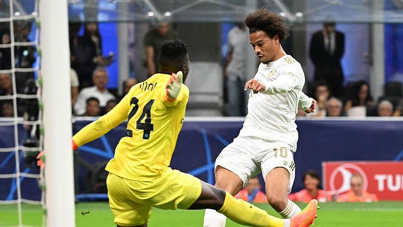 Münchens Leroy Sané (r) in Aktion gegen Mailands Torhüter Andre Onana.