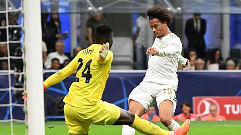 Münchens Leroy Sané (r) in Aktion gegen Mailands Torhüter Andre Onana.