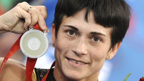 Sie springt für Deutschland und für ihren Sohn, der an Blutkrebs litt und durch Spendengelder gerettet wurde: Die gebürtige Usbekin Oksana Chusovitina, die beim Sprung die Silber-Medaille holte. Sie springt für Deutschland und für ihren Sohn, der an Blutkrebs litt und durch Spendengelder gerettet wurde: Die gebürtige Usbekin Oksana Chusovitina, die beim Sprung die Silber-Medaille holte.
