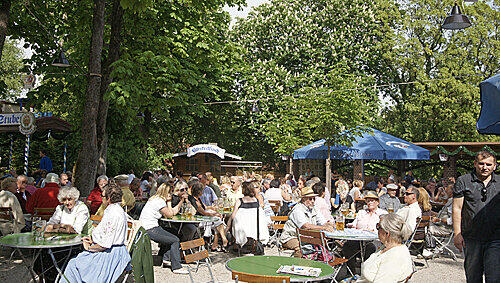 Sehr beschaulich geht’s zu im Heide Volm der Wiesn-Wirtefamilie Heide – zumindest meistens: Immer wieder mal wird Rock’n’Roll oder Austro-Pop aufgespielt. Sehr beschaulich geht’s zu im Heide Volm der Wiesn-Wirtefamilie Heide – zumindest meistens: Immer wieder mal wird Rock’n’Roll oder Austro-Pop aufgespielt.