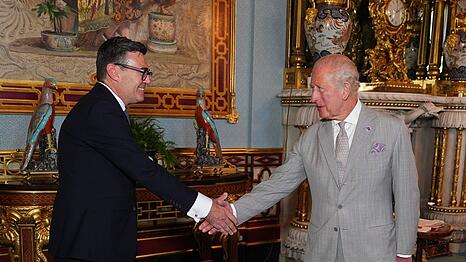 Der neue britische Premierminister Andy Burnham (l.) mit K&ouml;nig Charles III.