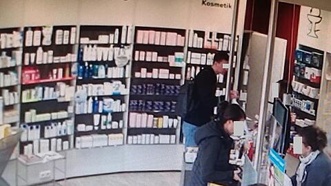 Die &Uuml;berwachungskamera dieser M&uuml;nchner Apotheke hat den Abholer teurer Medikamente mit gef&auml;lschtem Rezept aufgezeichnet.