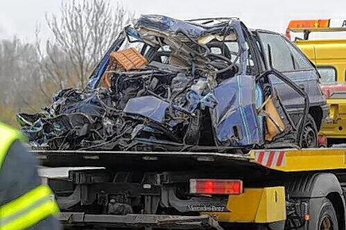 Vom Auto der Geisterfahrerin blieb nur ein Trümmerhaufen übrig.