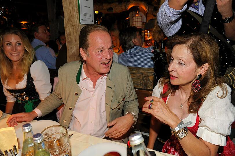 Tiefe Einblicke, volle Dekolletees, Blondinen und ganz viel köstliches Wiesn-Bier: Der "Almauftrieb" im Käferzelt gehört zu den Pflichtterminen und hat auch am ersten Wiesn-Sonntag wieder die Promis angezogen. So lassen es die VIPs krachen - Die Bilder