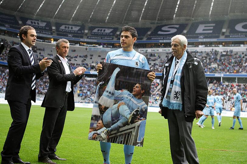 Die Löwen-Bosse haben Kevin Volland ein Bild geschenkt.